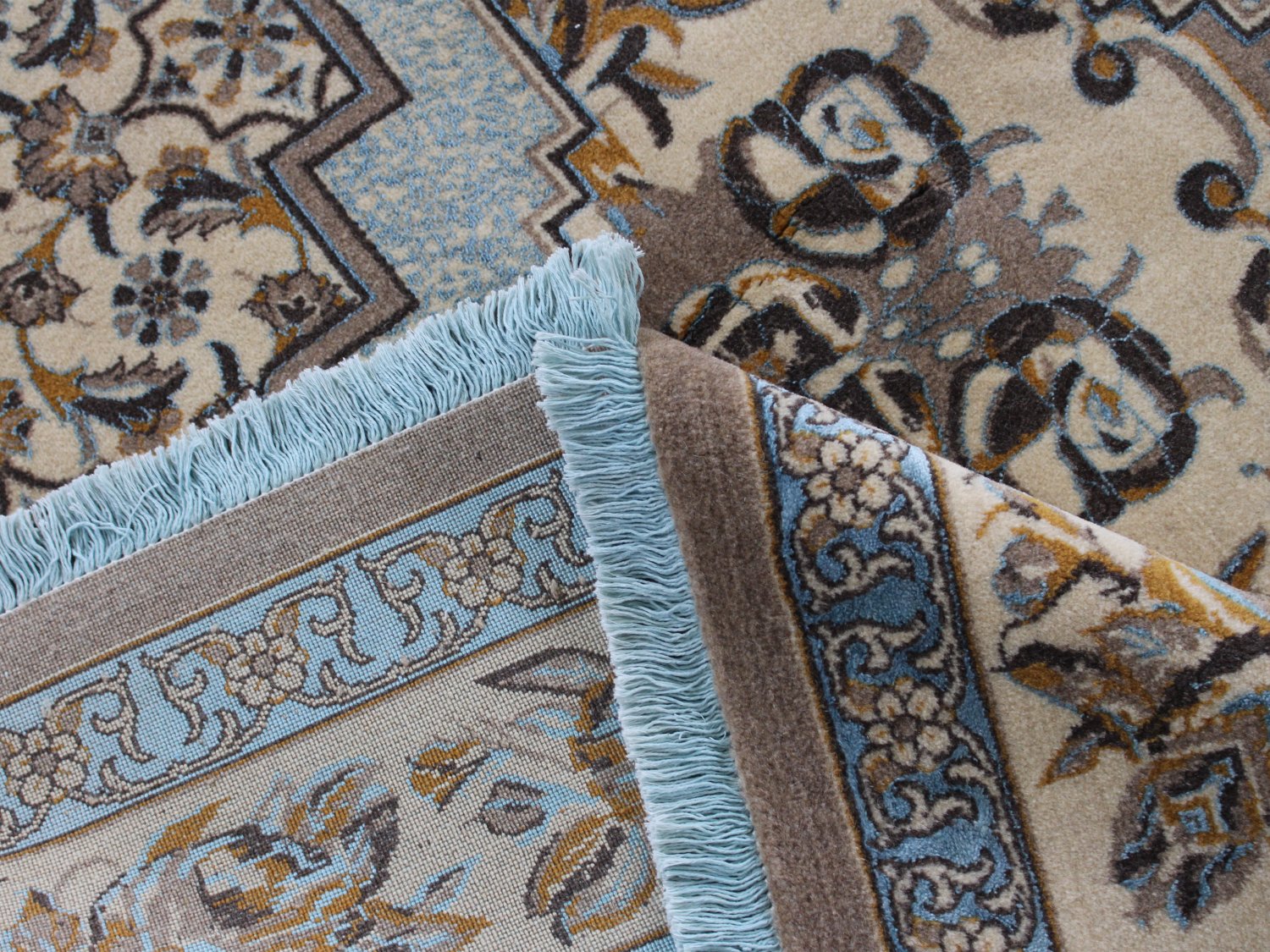 فرش پشمی ماشینی طبیعی و ارگانیک کد 0007 - زمینه آبی کم رنگ - حاشیه کرم