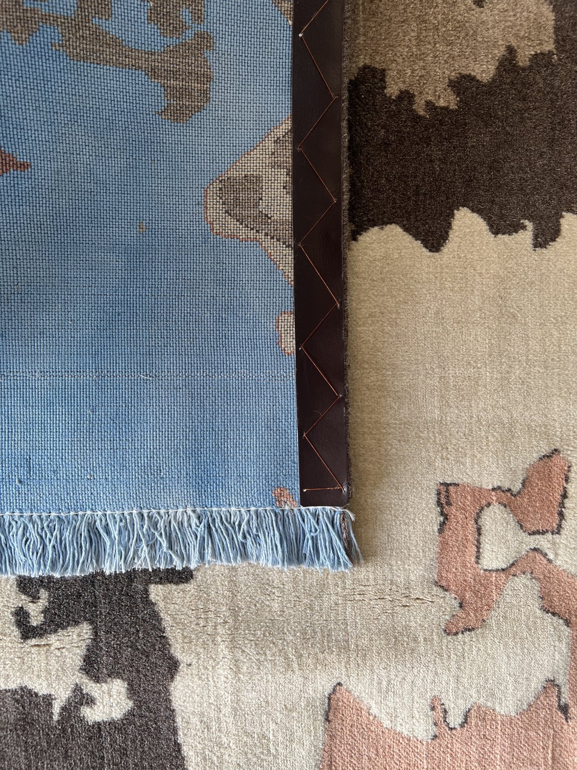 فرش پشمی ماشینی طبیعی و ارگانیک کد 0037 - زمینه آبی کم رنگ - حاشیه کرم