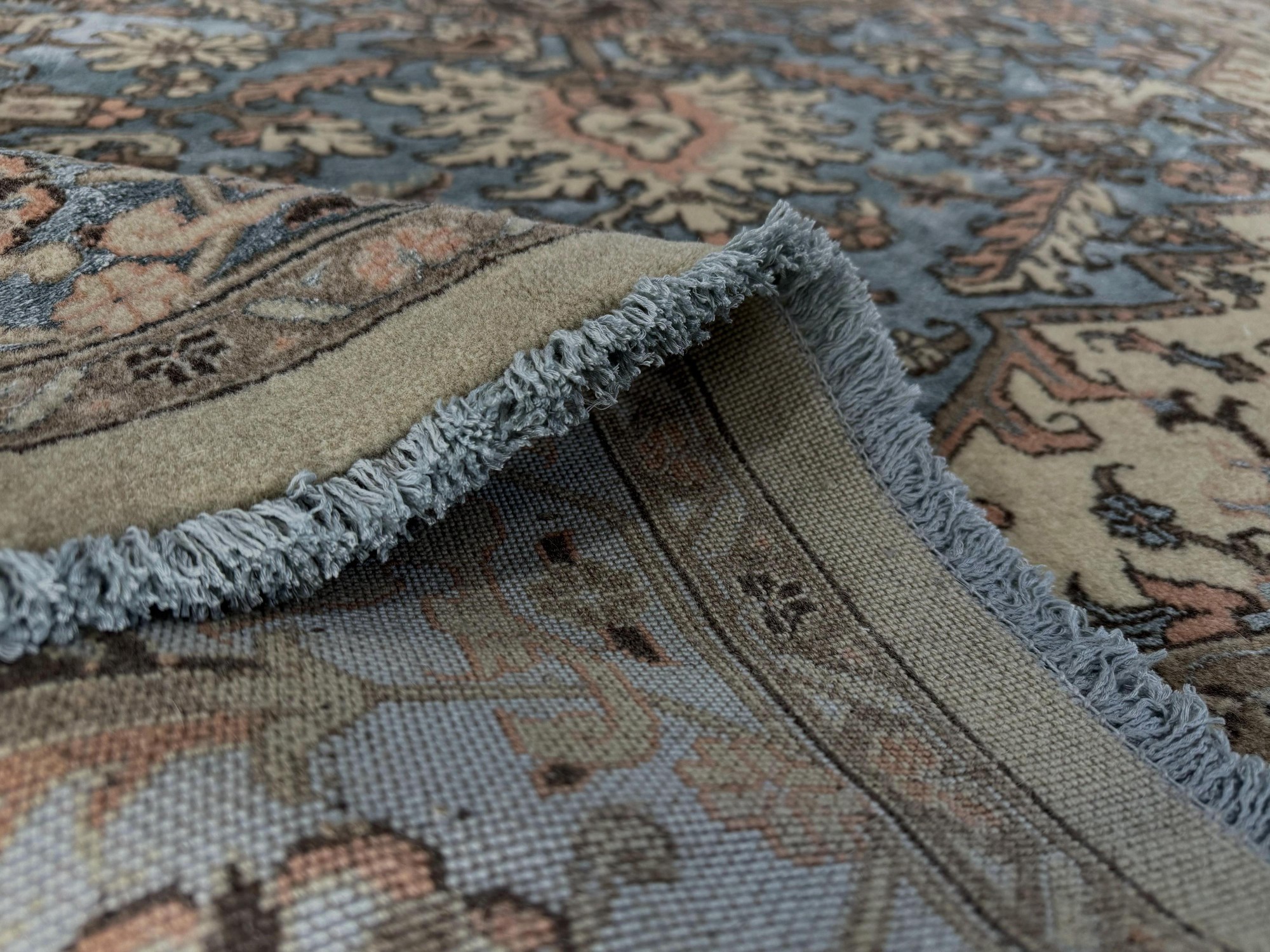 فرش پشمی ماشینی طبیعی و ارگانیک کد 0020 - زمینه آبی کم رنگ - حاشیه آبی کم رنگ