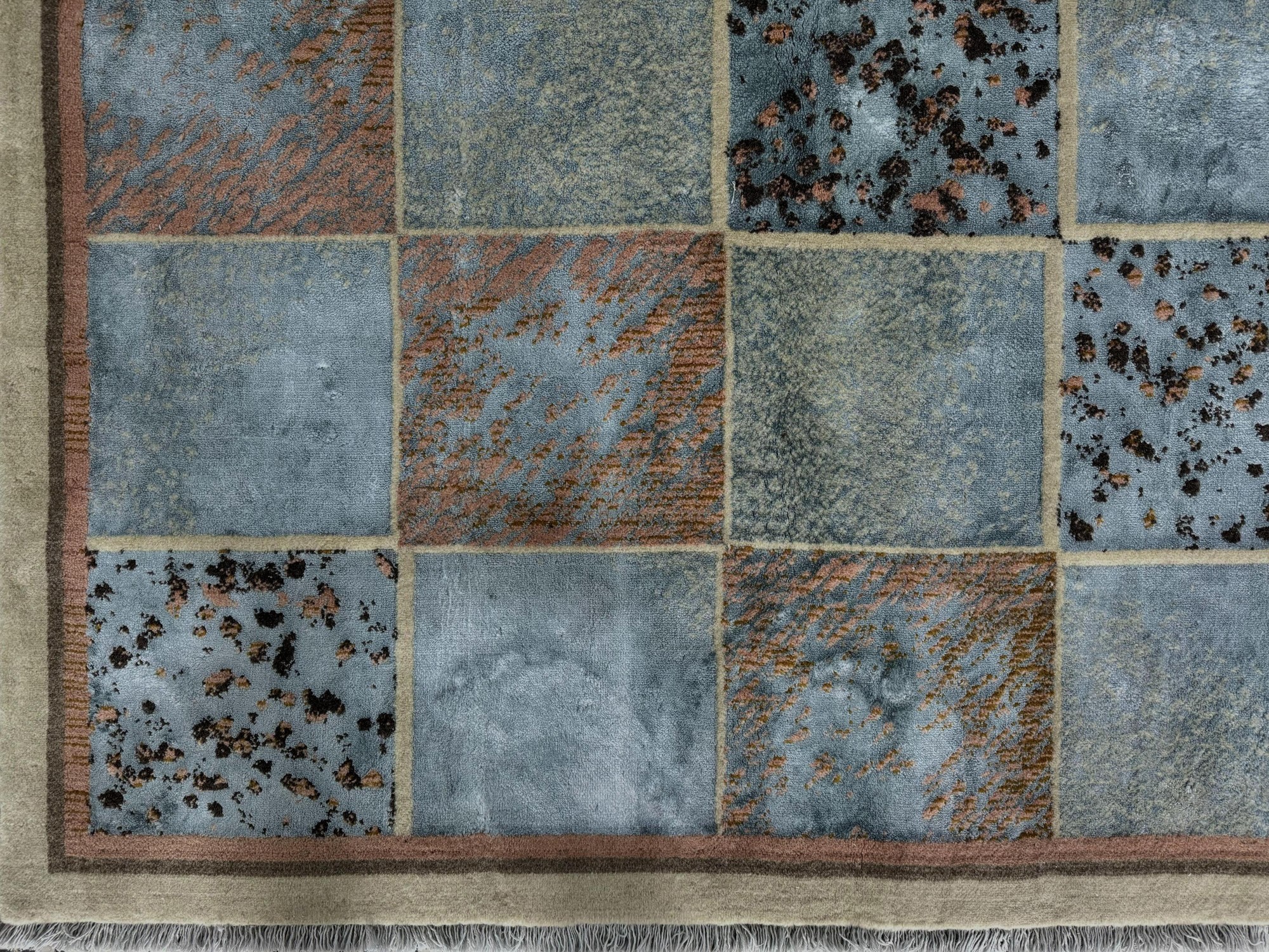 فرش پشمی ماشینی طبیعی و ارگانیک کد 0058 - زمینه آبی کم رنگ - حاشیه کرم