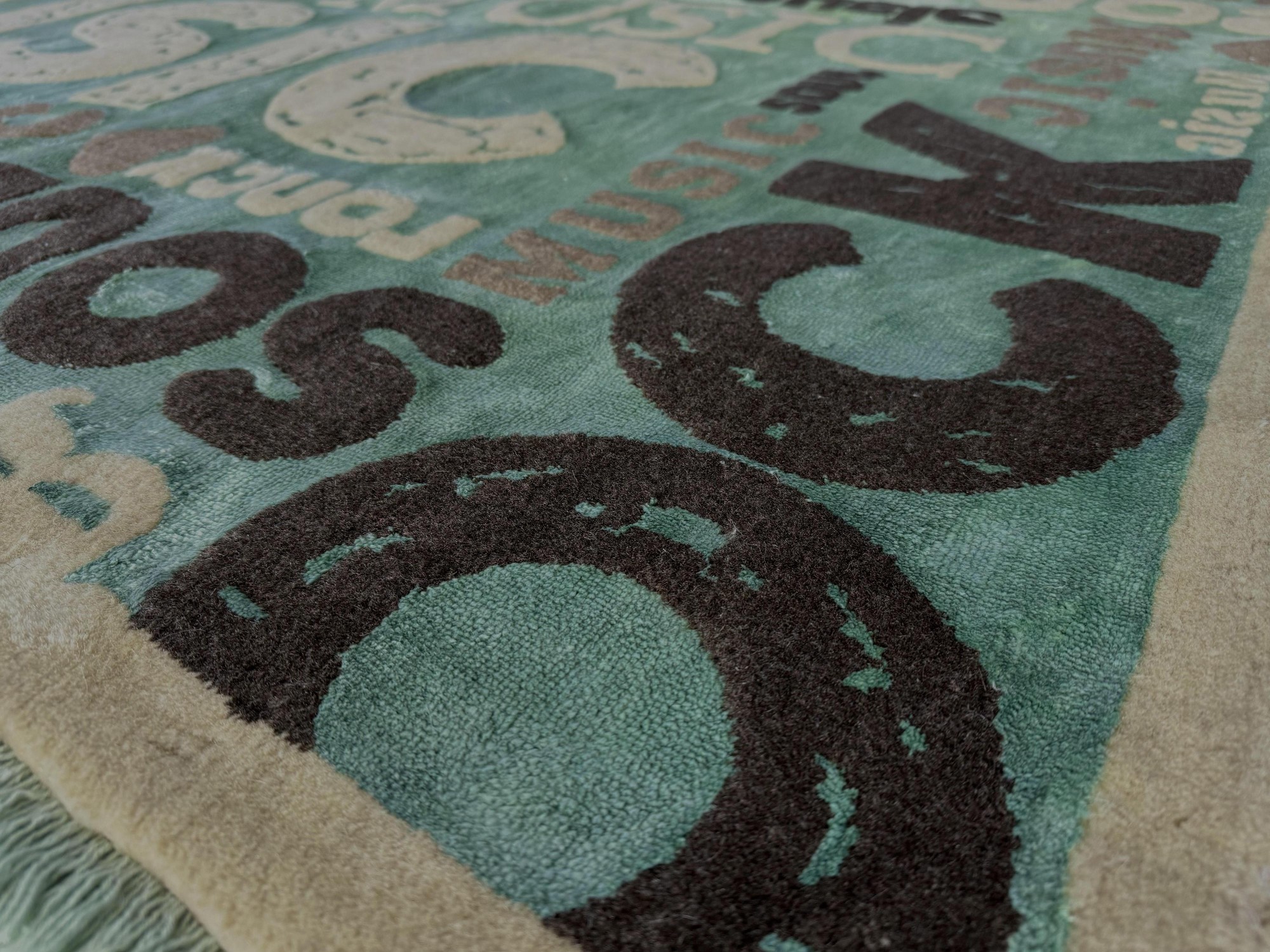 فرش پشمی ماشینی طبیعی و ارگانیک کد 0087 - زمینه سبز کم رنگ - حاشیه کرم