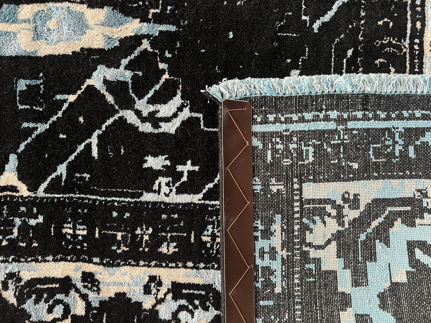فرش پشمی ماشینی طبیعی و ارگانیک کد 1032a - زمینه مشکی - حاشیه مشکی
