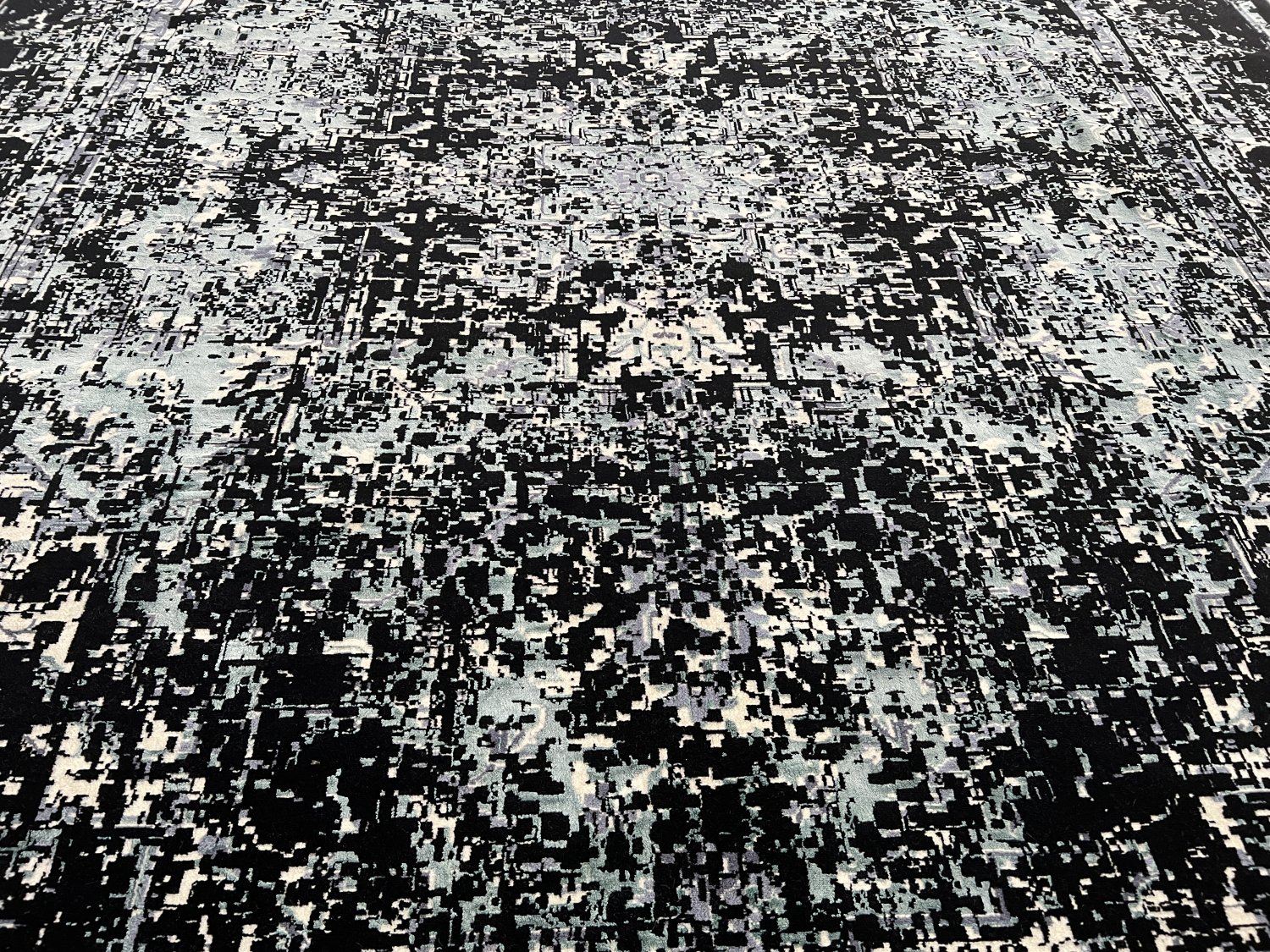 فرش پشمی ماشینی طبیعی و ارگانیک کد 0020 - زمینه مشکی - حاشیه مشکی