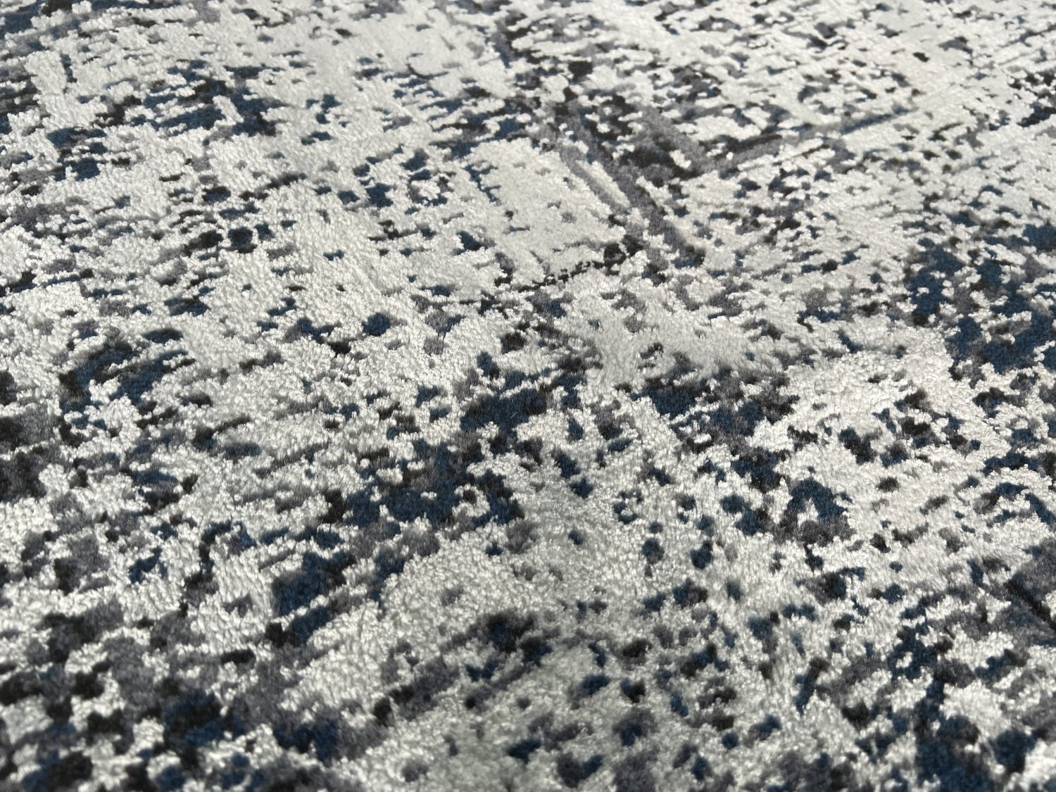فرش پشمی ماشینی طبیعی و ارگانیک کد 0103 - زمینه آبی کم رنگ - حاشیه طوسی کم رنگ