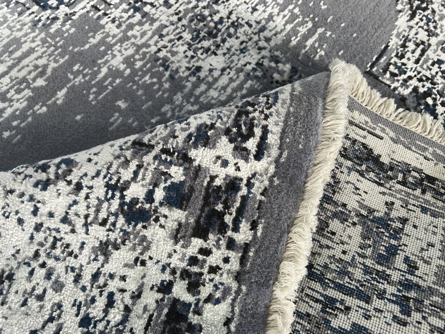 فرش پشمی ماشینی طبیعی و ارگانیک کد 0103 - زمینه آبی کم رنگ - حاشیه طوسی کم رنگ