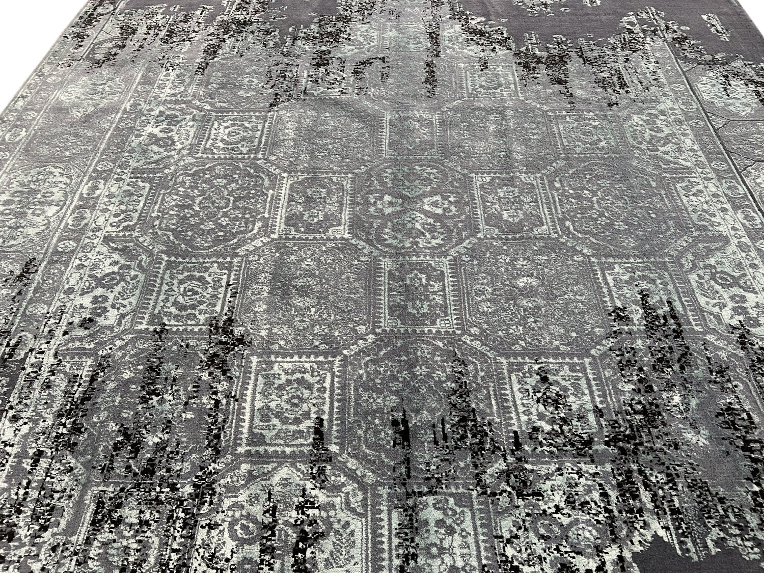 فرش پشمی ماشینی طبیعی و ارگانیک کد 0127 - زمینه طوسی پر رنگ - حاشیه طوسی پر رنگ