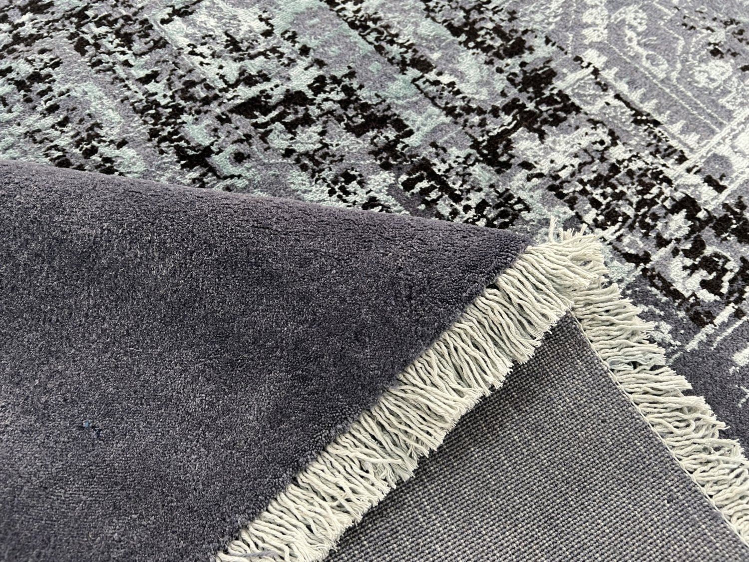 فرش پشمی ماشینی طبیعی و ارگانیک کد 0127 - زمینه طوسی پر رنگ - حاشیه طوسی پر رنگ