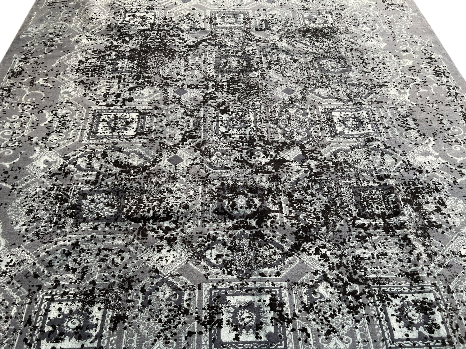 فرش پشمی ماشینی طبیعی و ارگانیک کد 0128 - زمینه طوسی پر رنگ - حاشیه طوسی پر رنگ