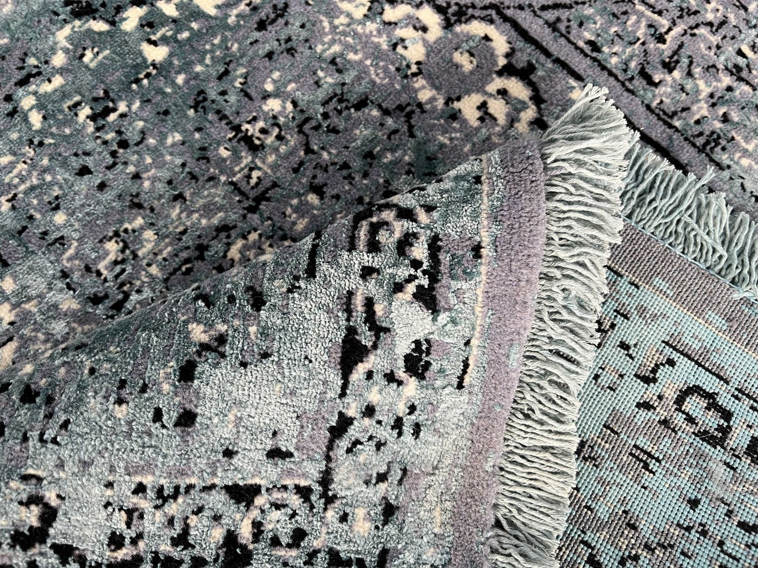 فرش پشمی ماشینی طبیعی و ارگانیک کد 0103 - زمینه آبی پر رنگ - حاشیه طوسی پر رنگ