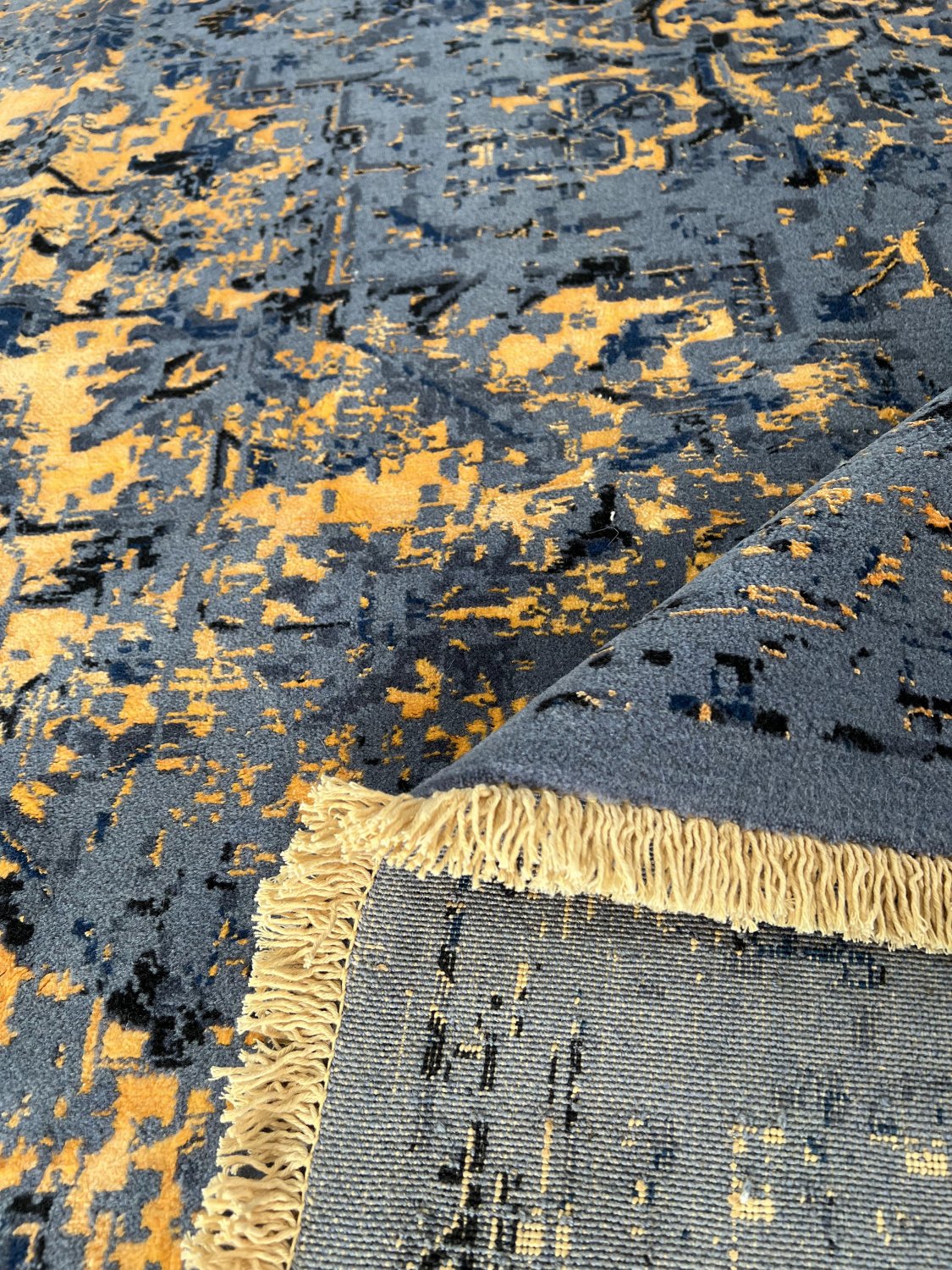 فرش پشمی ماشینی طبیعی و ارگانیک کد 0130 - زمینه طوسی پر رنگ - حاشیه طوسی پر رنگ