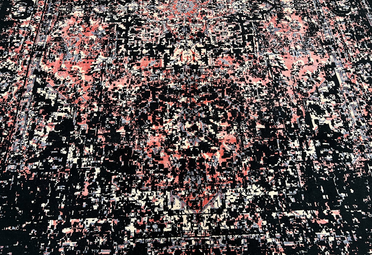 فرش پشمی ماشینی طبیعی و ارگانیک کد 0020 - زمینه مشکی - حاشیه گلبهی