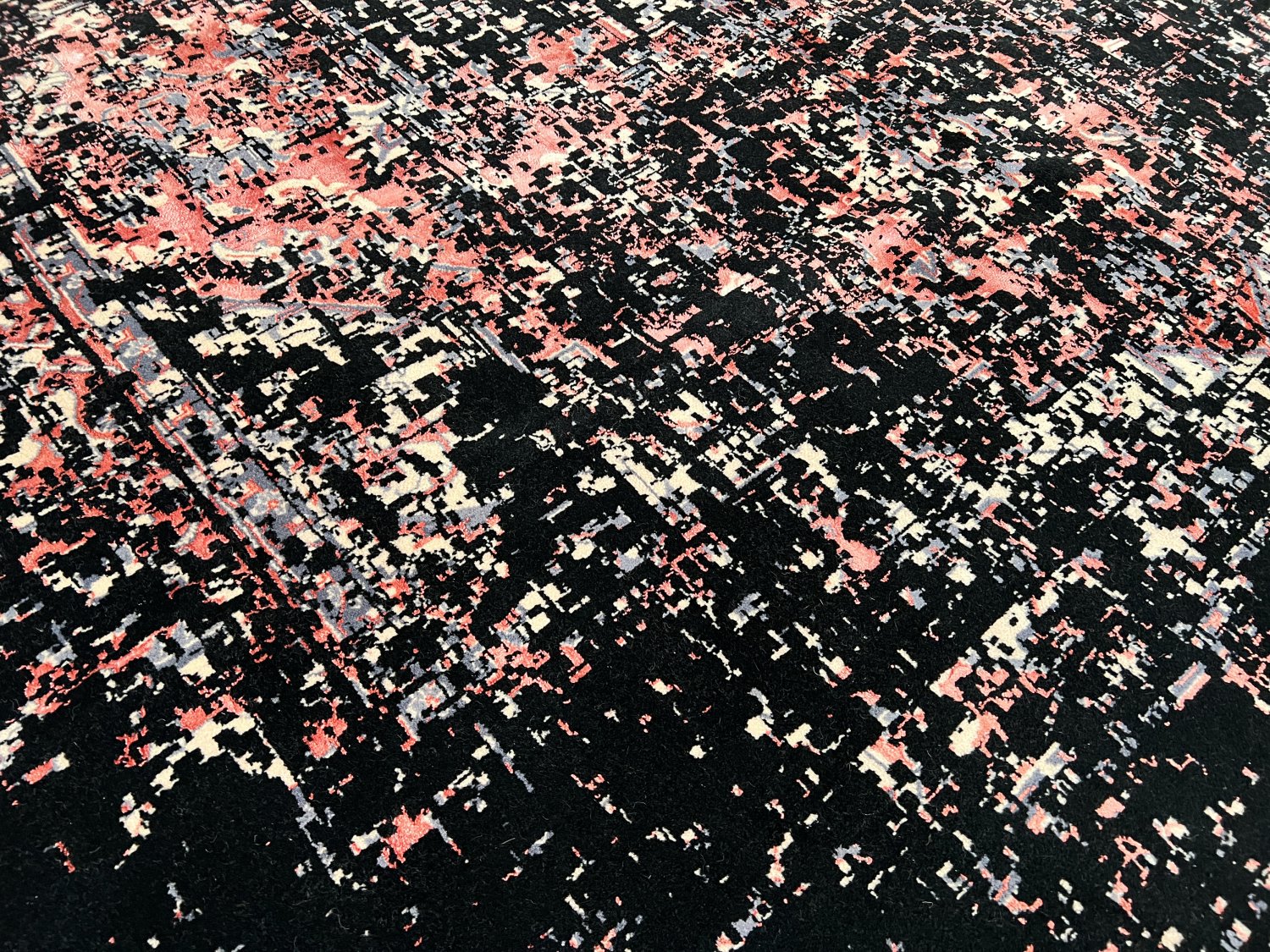 فرش پشمی ماشینی طبیعی و ارگانیک کد 0020 - زمینه مشکی - حاشیه گلبهی