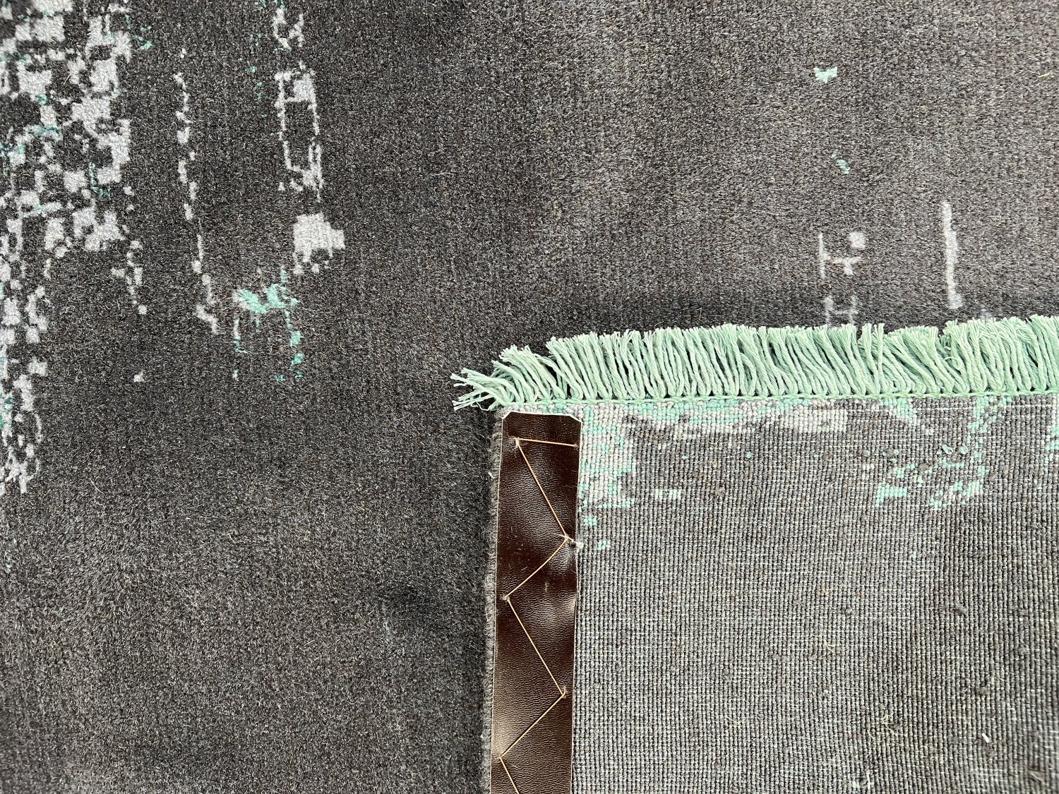 فرش پشمی ماشینی طبیعی و ارگانیک کد 0277 - زمینه طوسی پر رنگ - حاشیه طوسی پر رنگ