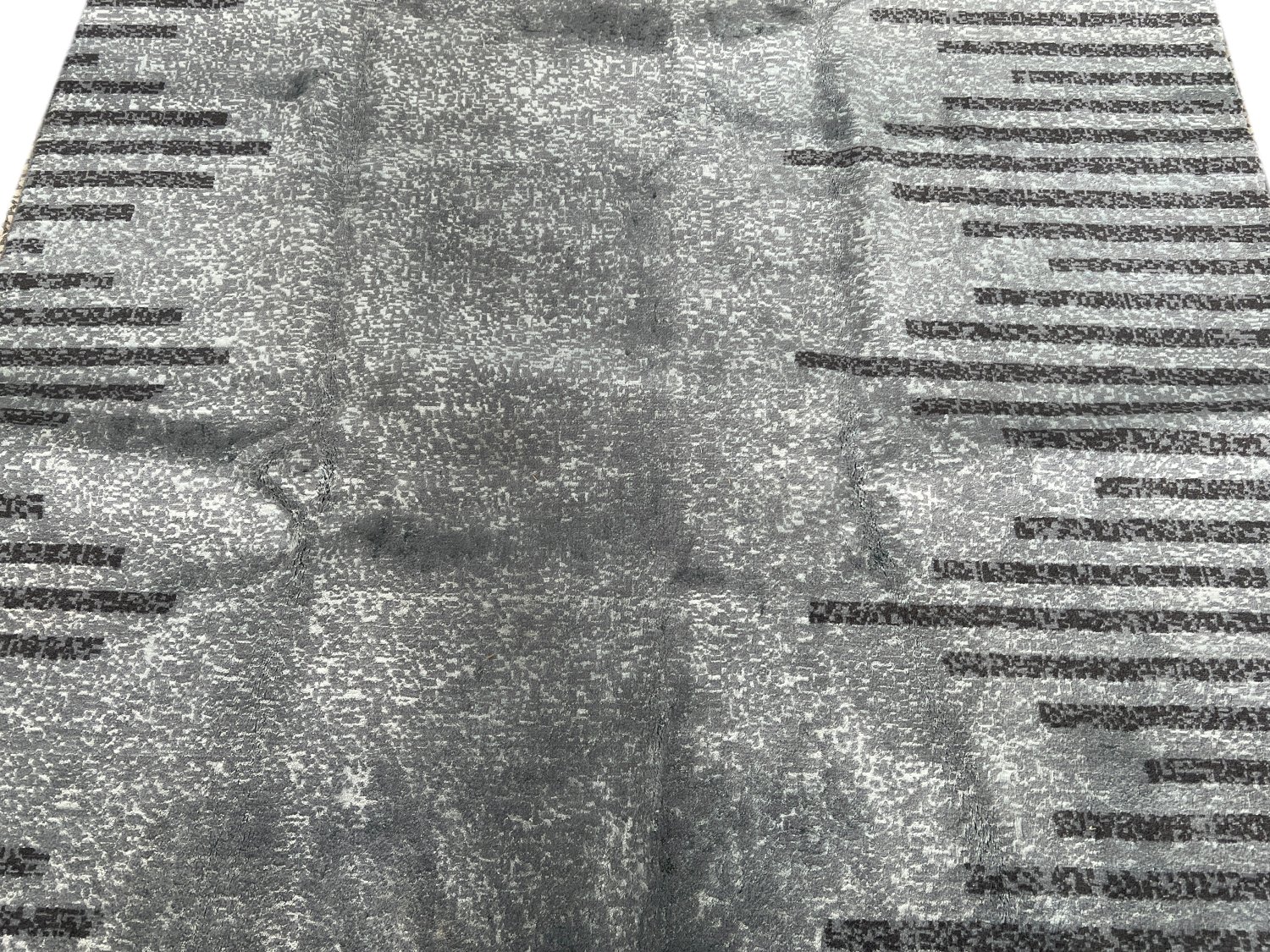 فرش پشمی ماشینی طبیعی و ارگانیک کد NM1 - زمینه آبی کم رنگ - حاشیه طوسی پر رنگ