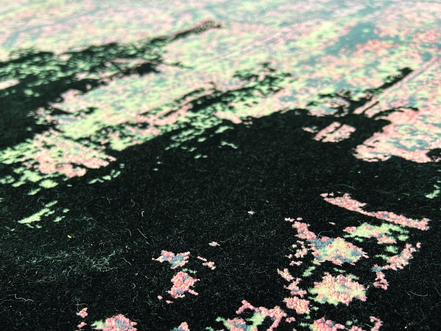 فرش پشمی ماشینی طبیعی و ارگانیک کد 0127 - زمینه مشکی - حاشیه گلبهی
