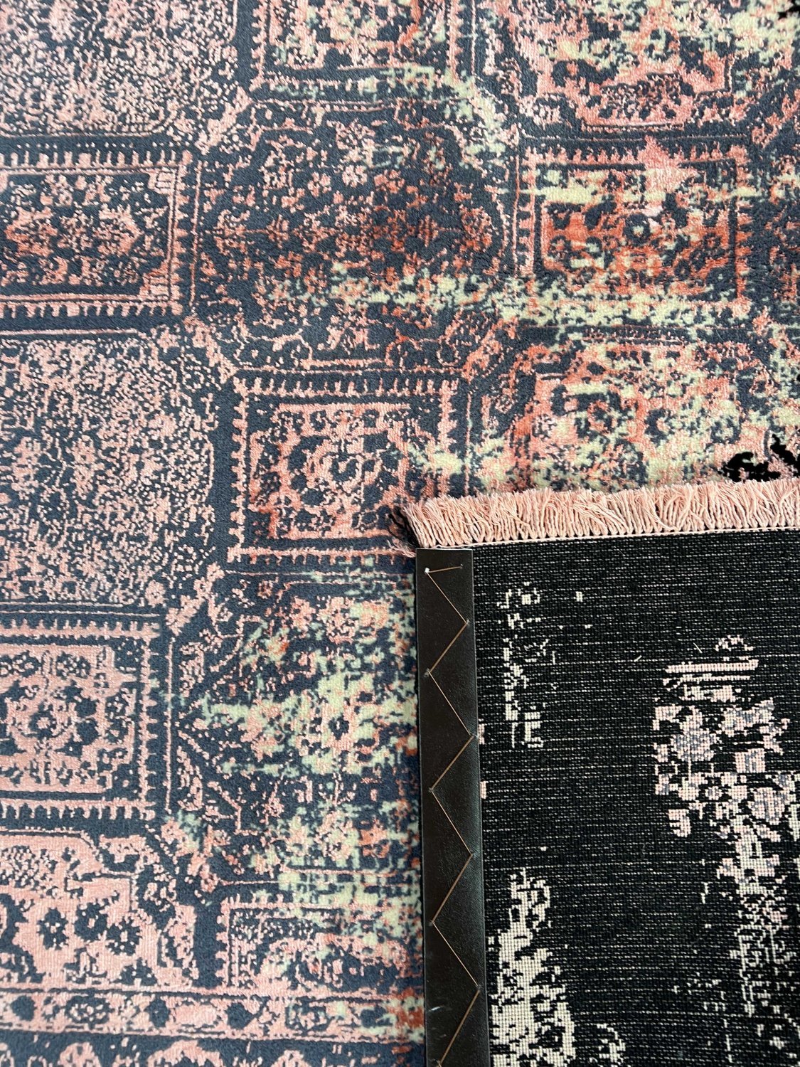 فرش پشمی ماشینی طبیعی و ارگانیک کد 0127 - زمینه مشکی - حاشیه گلبهی
