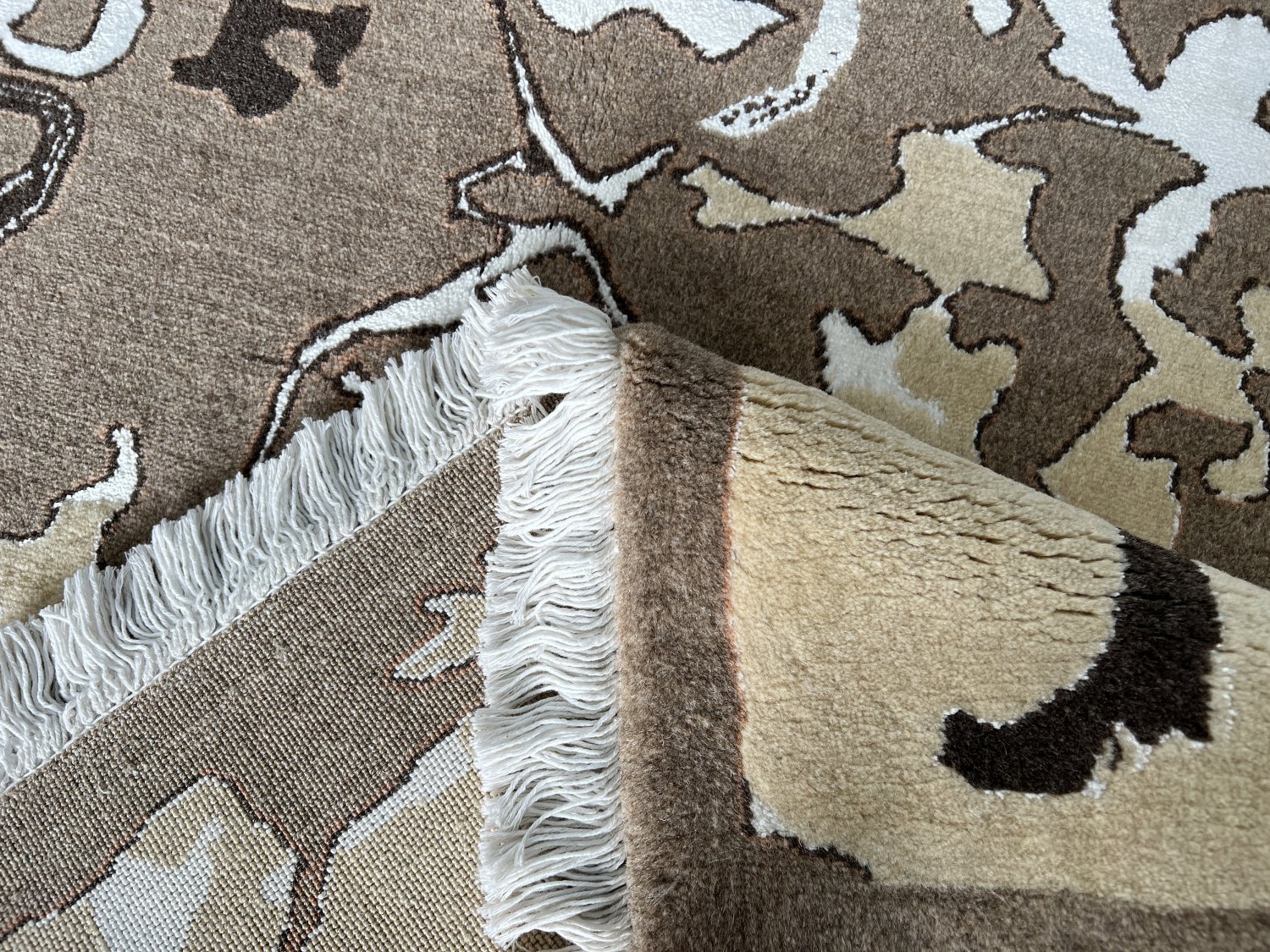 فرش پشمی ماشینی طبیعی و ارگانیک کد 0033 - زمینه بادامی پر رنگ - حاشیه کرم