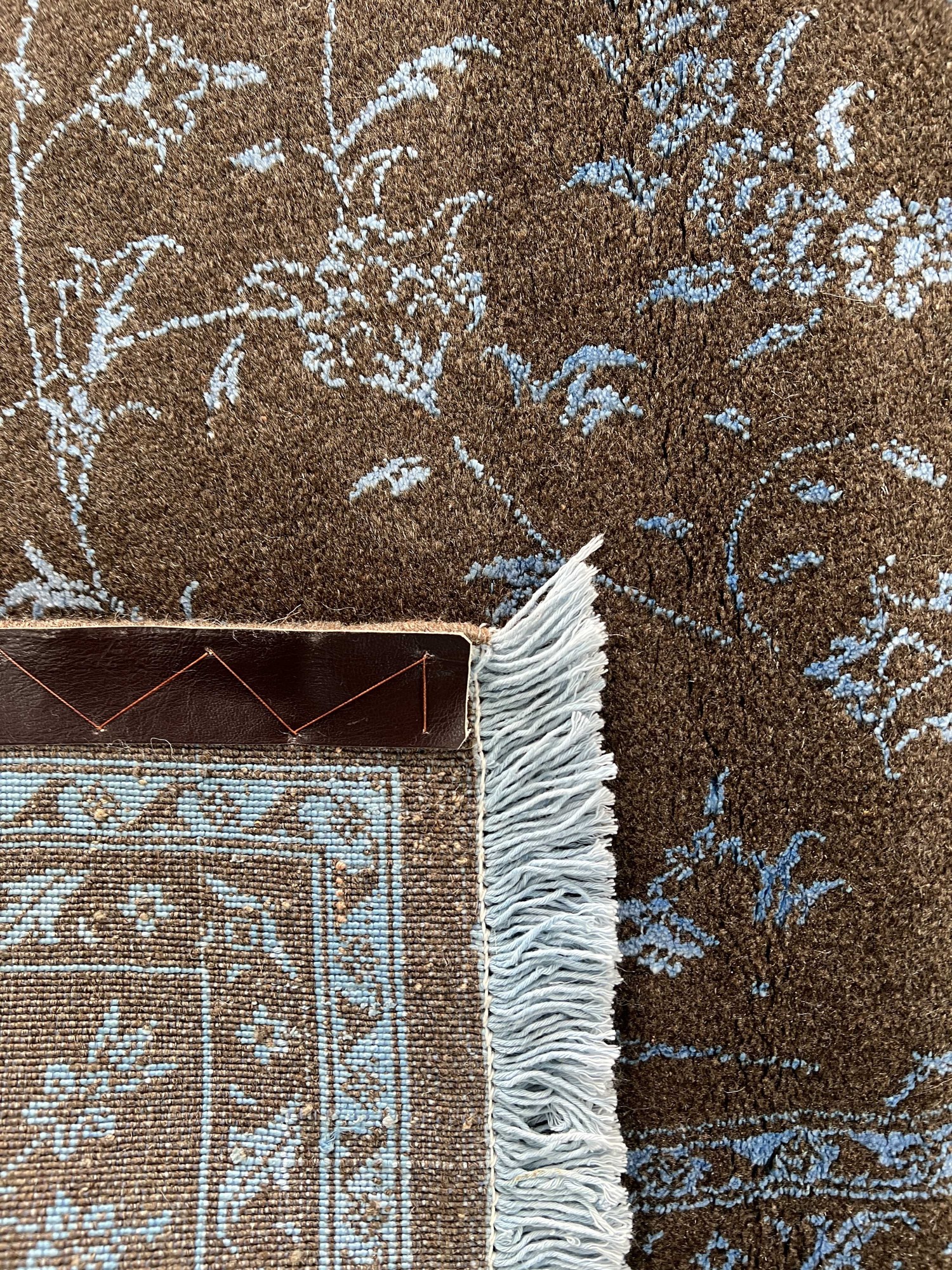 فرش پشمی ماشینی طبیعی و ارگانیک کد 0011 - زمینه قهوه ای پر رنگ - حاشیه قهوه ای پر رنگ