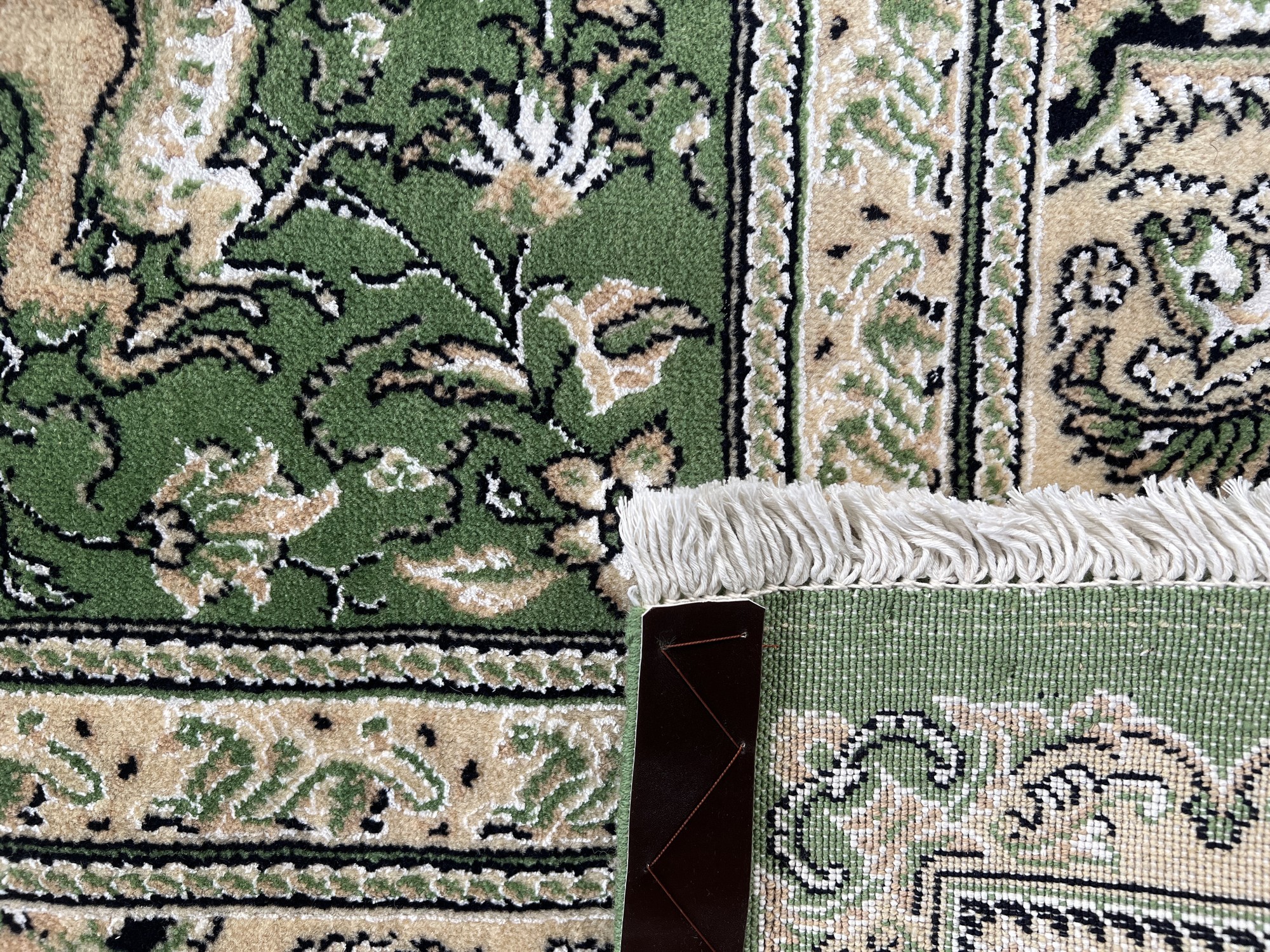 فرش پشمی ماشینی طبیعی و ارگانیک کد 1049 - زمینه سبز کم رنگ - حاشیه کرم