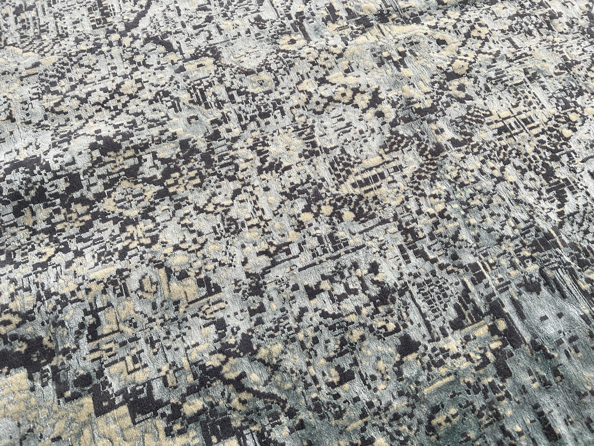 فرش پشمی ماشینی طبیعی و ارگانیک کد 0020 - زمینه آبی کم رنگ - حاشیه طوسی پر رنگ