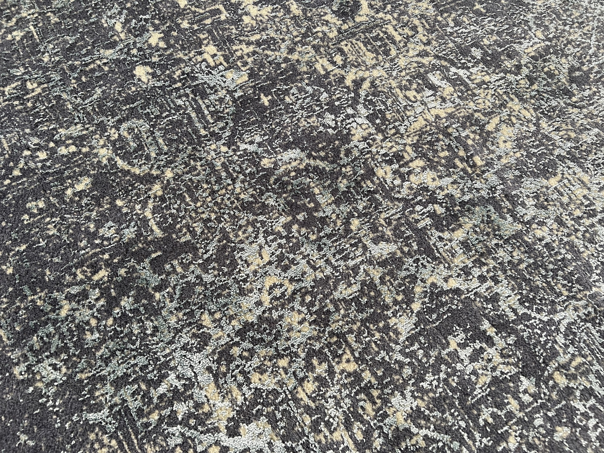 فرش پشمی ماشینی طبیعی و ارگانیک کد 0020 - زمینه طوسی پر رنگ - حاشیه آبی کم رنگ