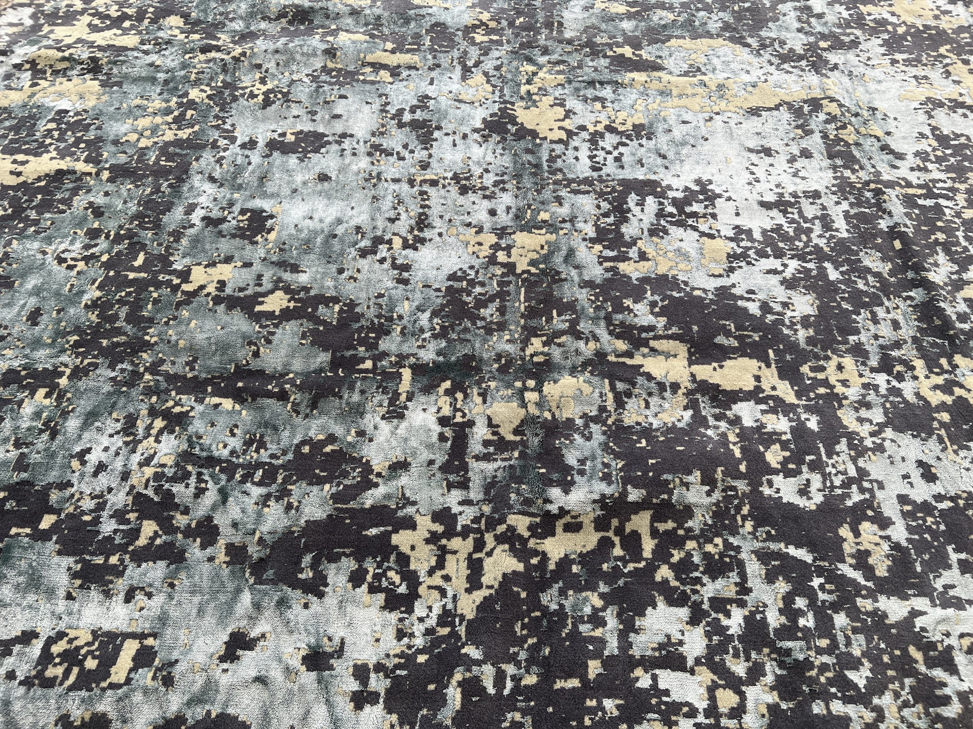 فرش پشمی ماشینی طبیعی و ارگانیک کد 0096 - زمینه آبی کم رنگ - حاشیه طوسی پر رنگ