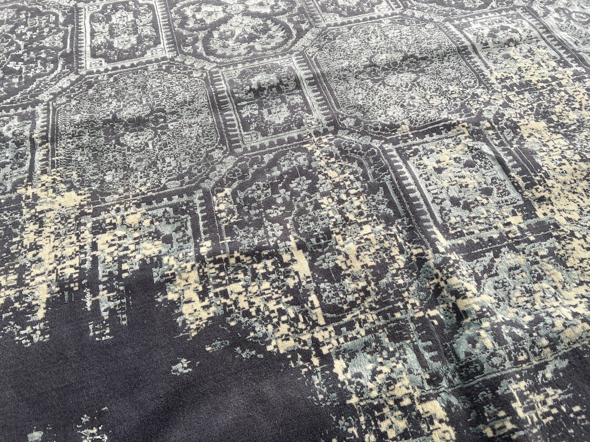 فرش پشمی ماشینی طبیعی و ارگانیک کد 0127 - زمینه طوسی پر رنگ - حاشیه آبی کم رنگ