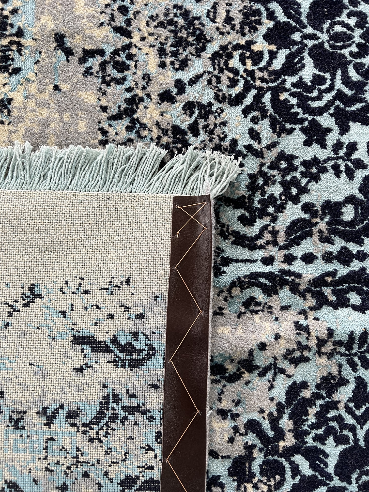 فرش پشمی ماشینی طبیعی و ارگانیک کد  M114 - زمینه کرم - حاشیه مشکی