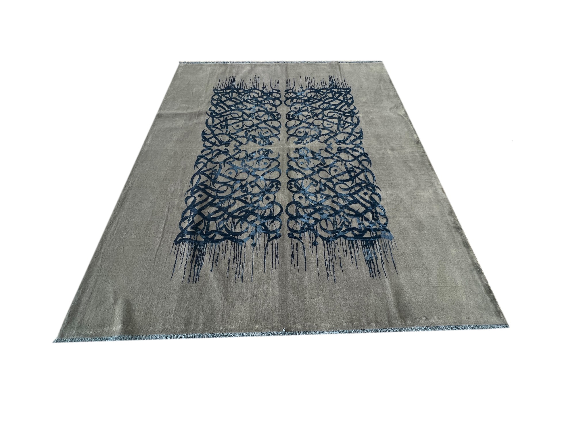 فرش پشمی ماشینی طبیعی و ارگانیک کد M110 - زمینه کرم - حاشیه سرمه ای