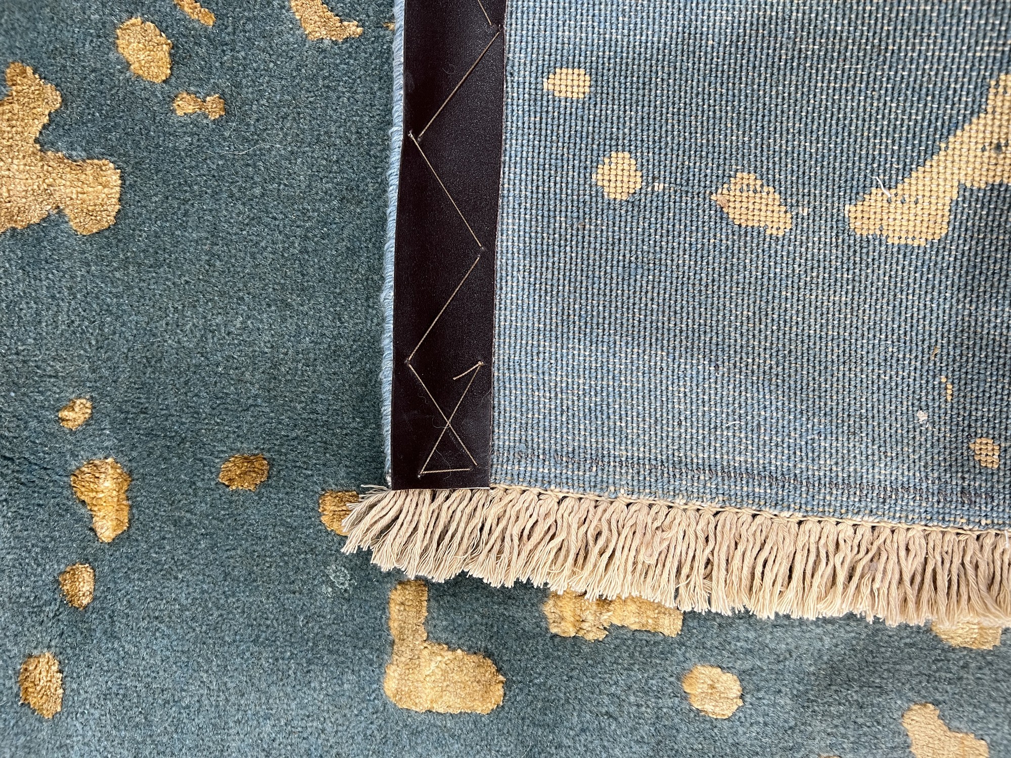 فرش پشمی ماشینی طبیعی و ارگانیک کد 0097 - زمینه آبی پر رنگ - حاشیه آبی پر رنگ
