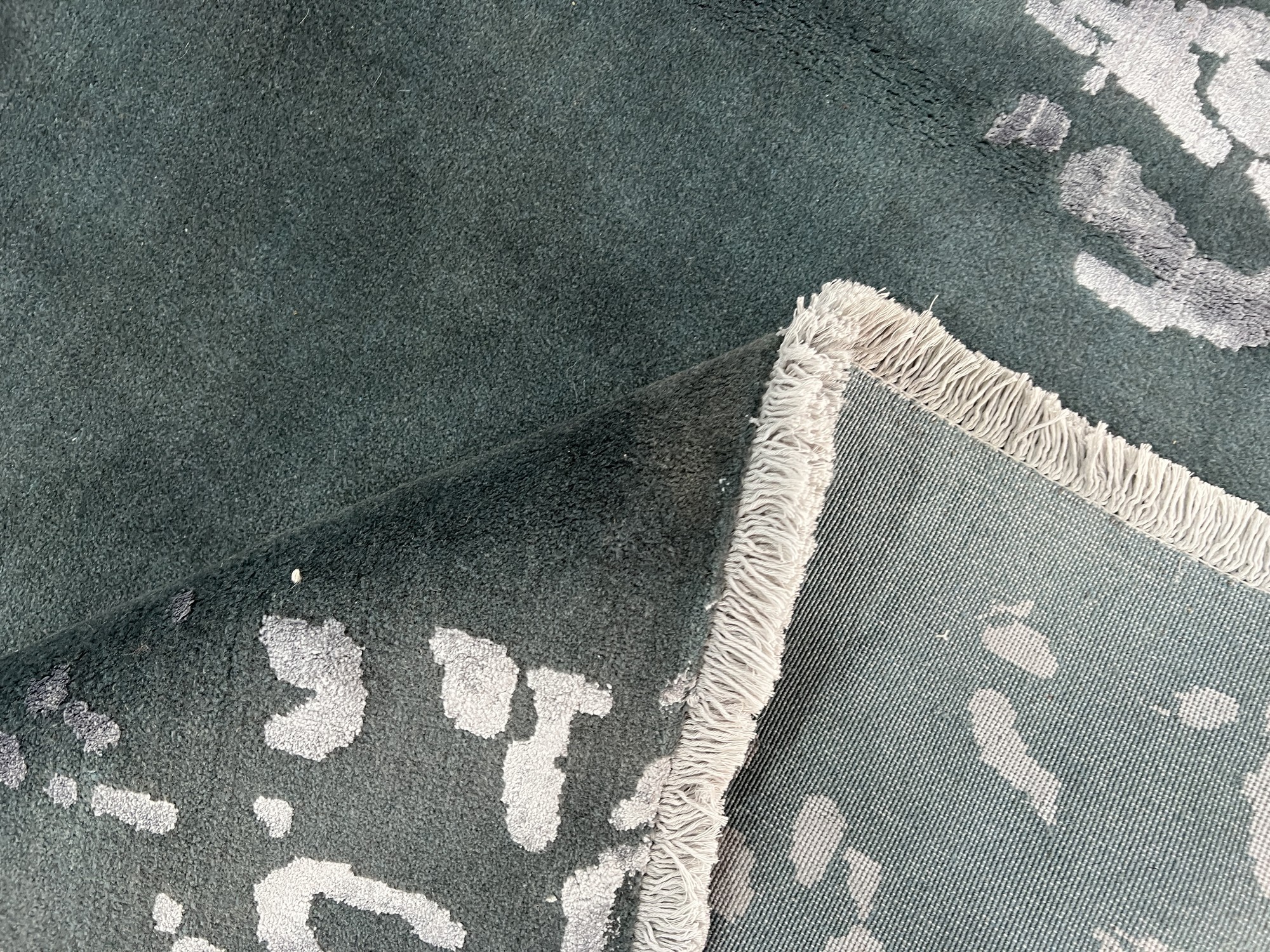 فرش پشمی ماشینی طبیعی و ارگانیک کد 0097 - زمینه طوسی پر رنگ - حاشیه طوسی پر رنگ