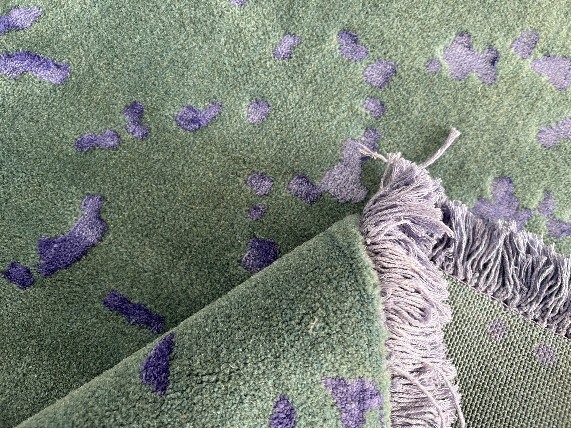 فرش پشمی ماشینی طبیعی و ارگانیک کد 0097 - زمینه سبز پر رنگ - حاشیه بنفش