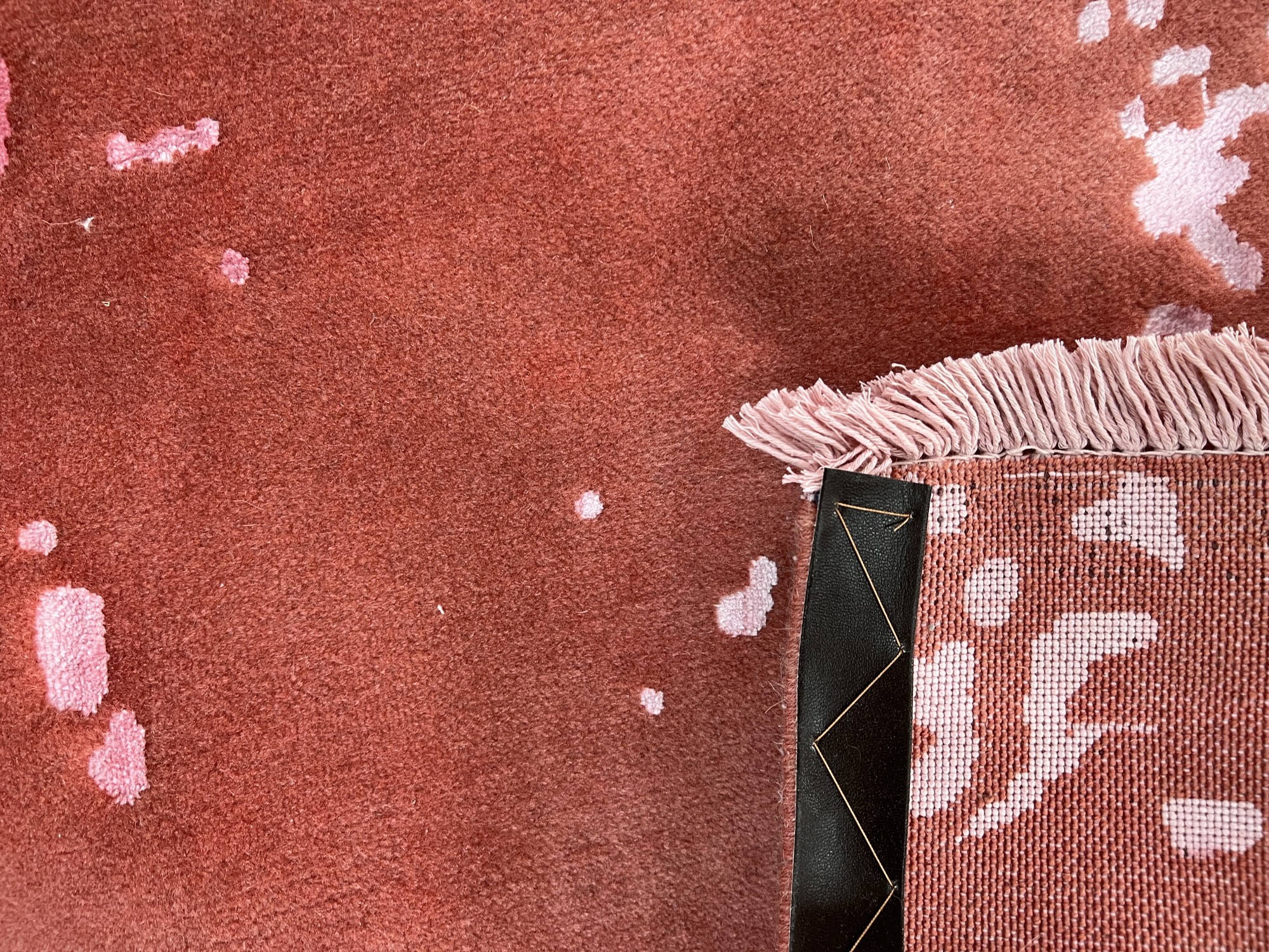 فرش پشمی ماشینی طبیعی و ارگانیک کد 0097 - زمینه صورتی - حاشیه صورتی