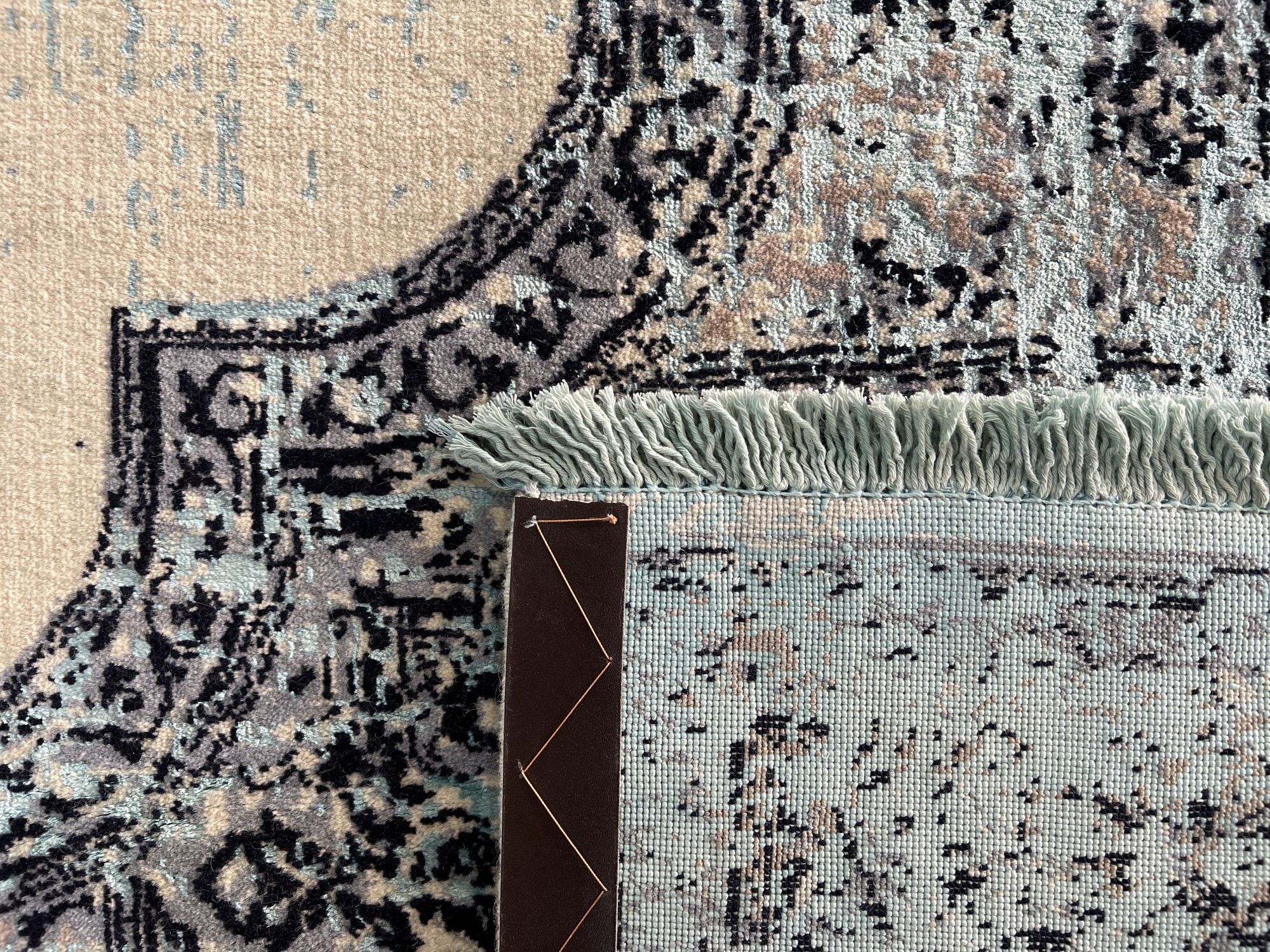 فرش پشمی ماشینی طبیعی و ارگانیک کد 0103 - زمینه کرم - حاشیه آبی کم رنگ