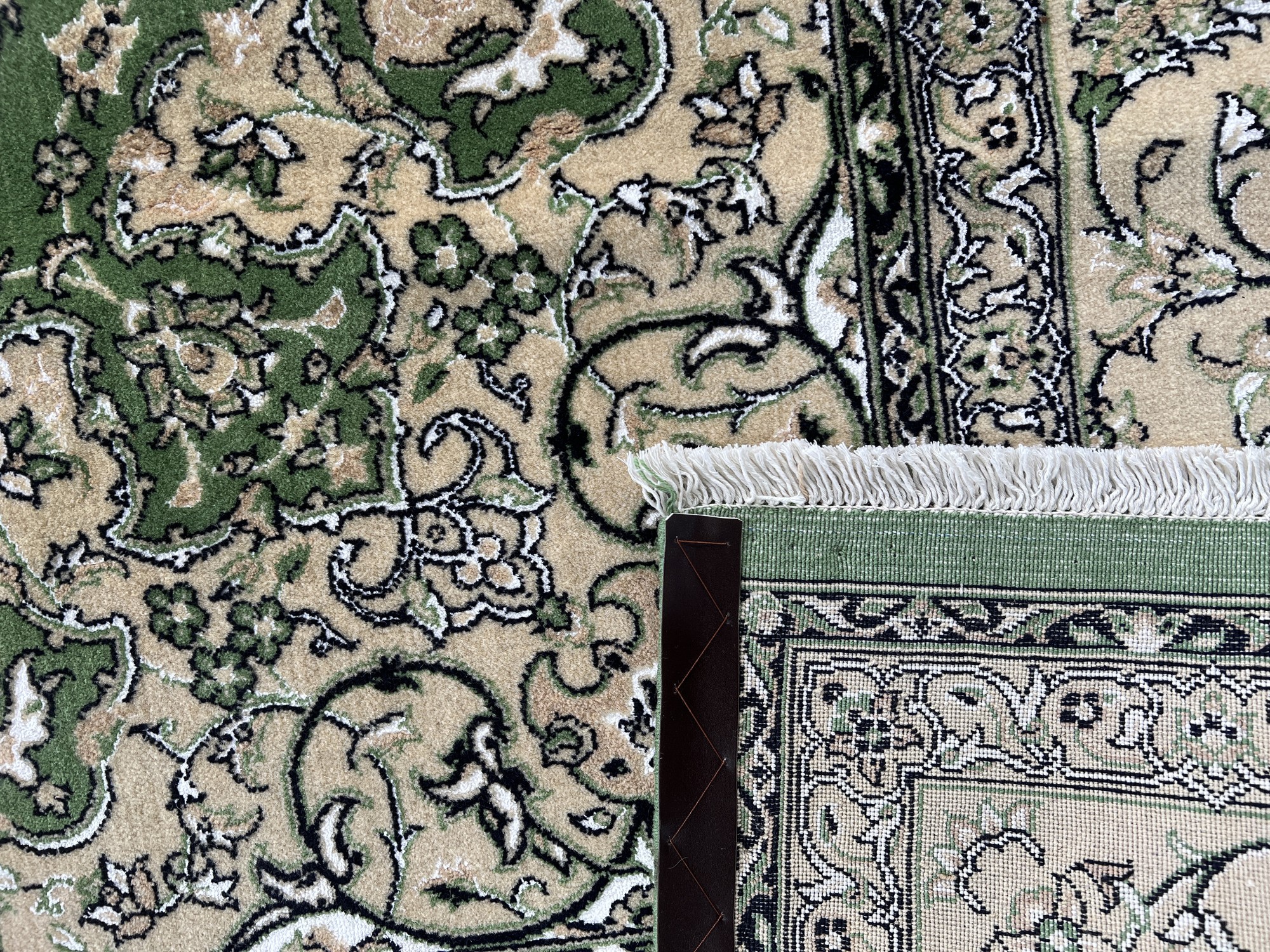فرش پشمی ماشینی طبیعی و ارگانیک کد 1001 - زمینه سبز کم رنگ - حاشیه کرم