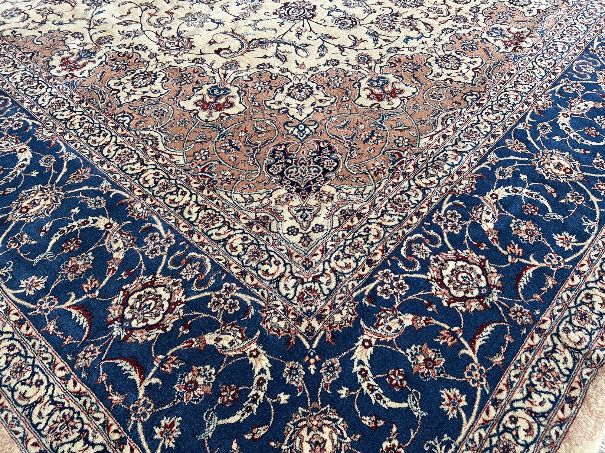 فرش پشمی ماشینی طبیعی و ارگانیک کد 1001 - زمینه کرم - حاشیه آبی پر رنگ