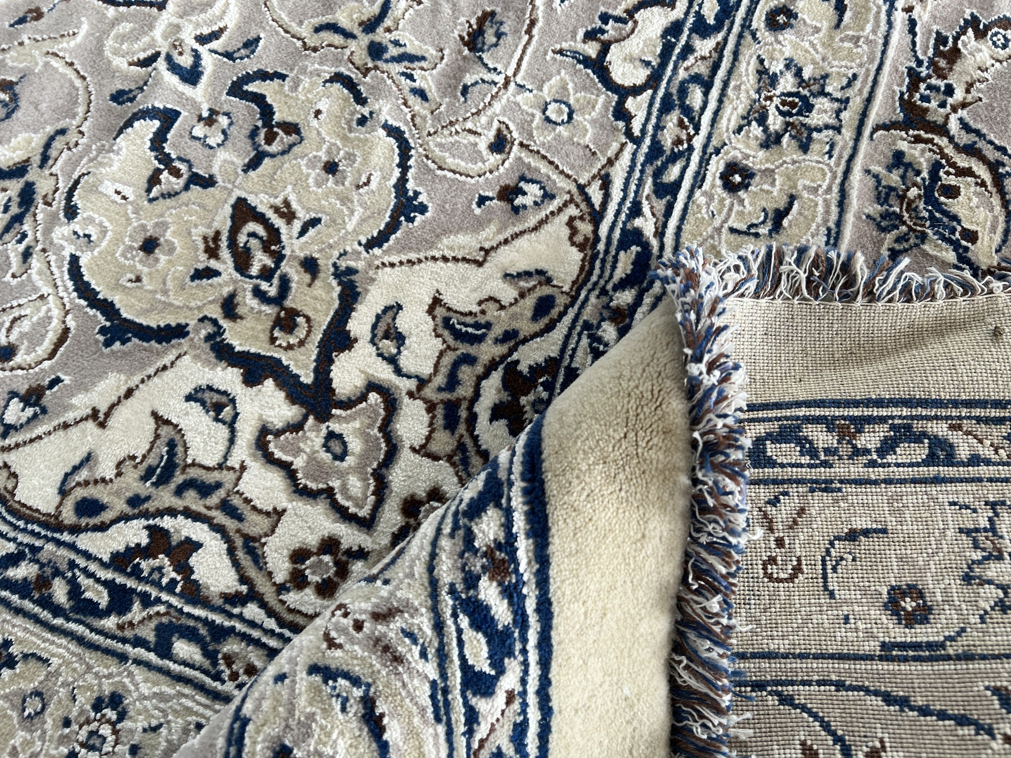 فرش پشمی ماشینی طبیعی و ارگانیک کد 1001 - زمینه کرم - حاشیه بادامی کم رنگ