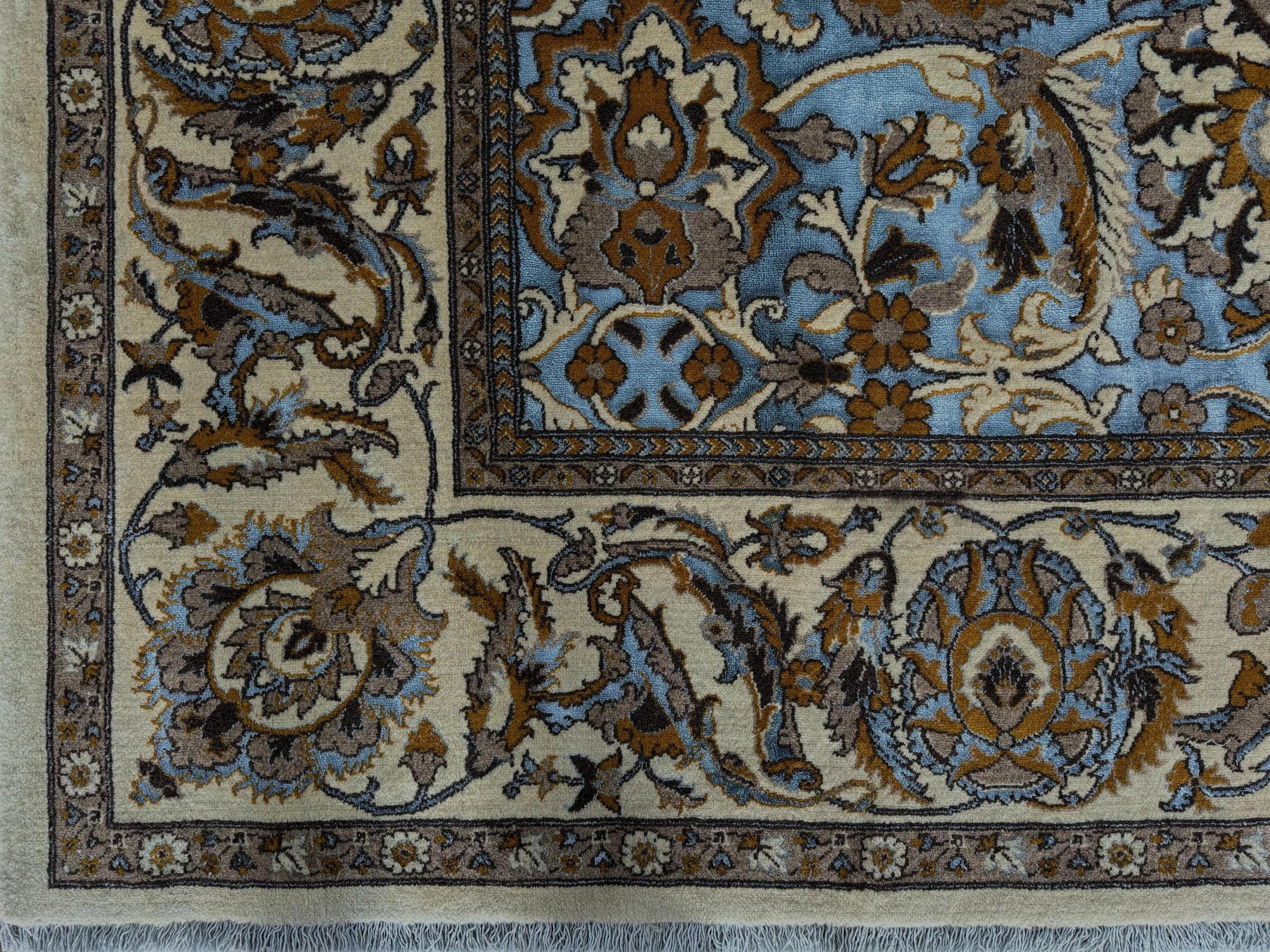 فرش پشمی ماشینی طبیعی و ارگانیک کد 0045 - زمینه آبی کم رنگ - حاشیه کرم