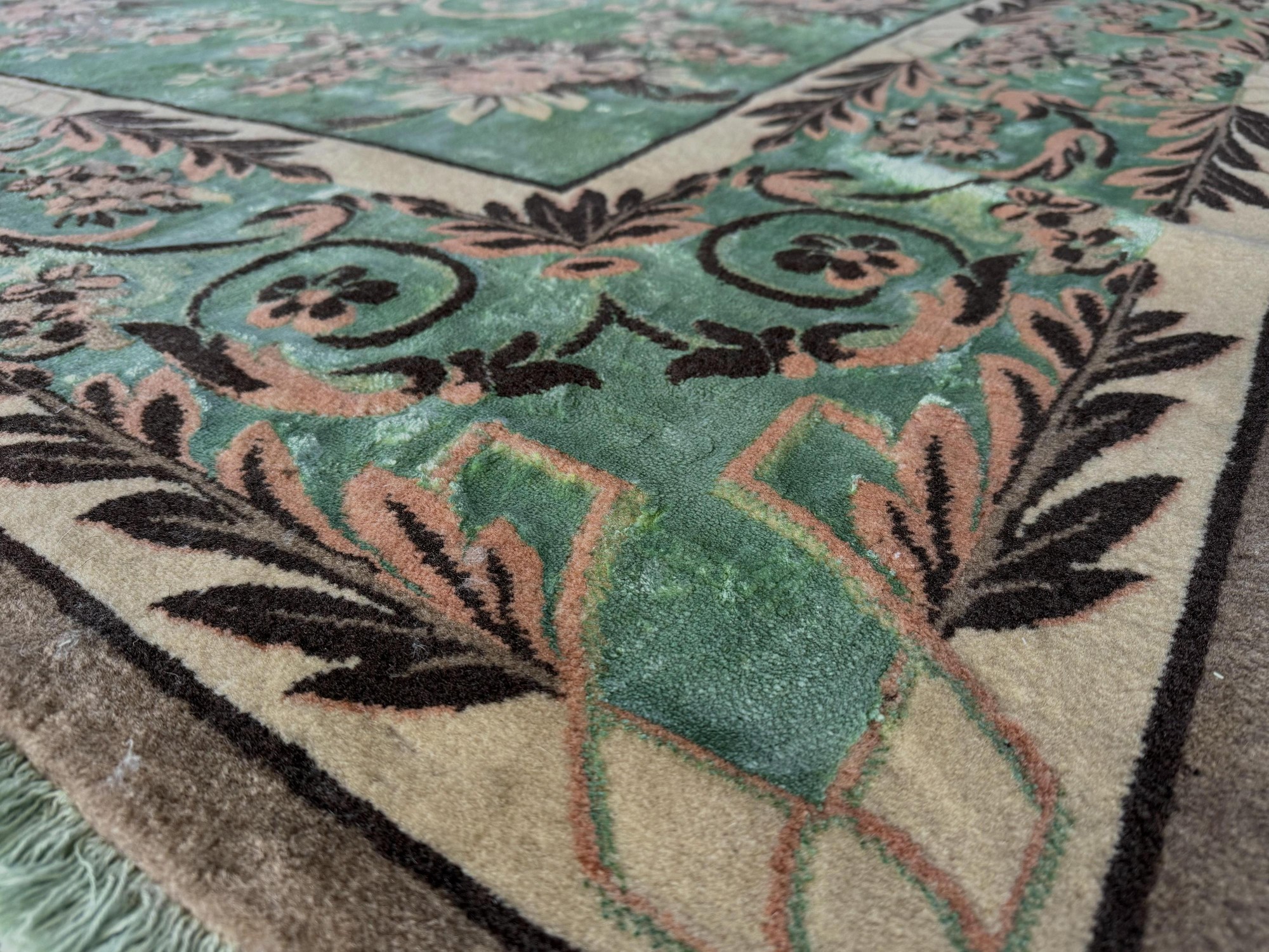 فرش پشمی ماشینی طبیعی و ارگانیک کد 0070 - زمینه سبز پر رنگ - حاشیه سبز پر رنگ